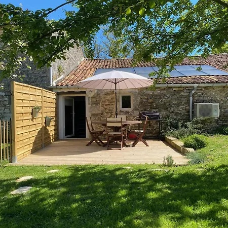 Le Domaine Du Petit Bois, Gite L'Etable Varzay Exterior photo